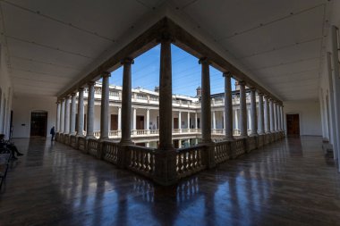 Valencia, İspanya - 05 05 05 2022: Güneşli bir bahar gününde İspanya Valencia Üniversitesi Manastırı.