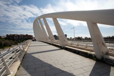 Valencia, İspanya - 05 05 05 2022: Valencia, İspanya 'da güneşli bir bahar gününde Pont de l' Exposicio köprüsü.
