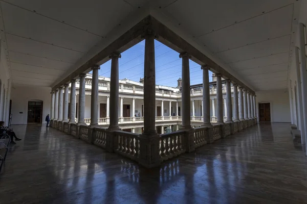 Valencia, İspanya - 05 05 05 2022: Güneşli bir bahar gününde İspanya Valencia Üniversitesi Manastırı.