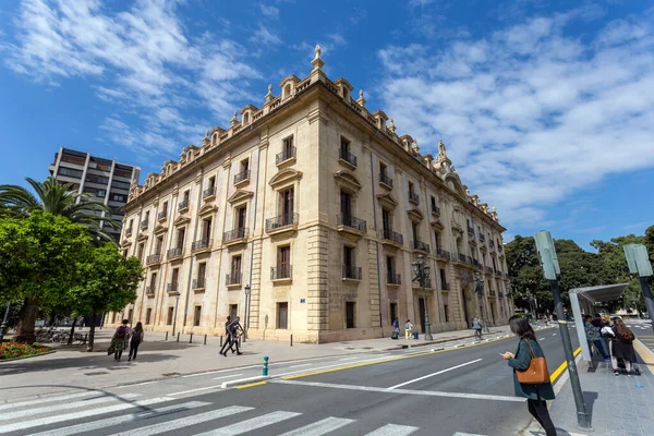 Valencia, İspanya - 05 05 05 2022: Güneşli bir bahar gününde İspanya 'nın Valencia kentinde Adalet Sarayı.