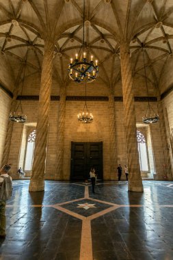 Valencia, İspanya - 05 05 05 2022: Valencia, İspanya 'da güneşli bir bahar gününde Lonja de la Seda İpek Borsası.