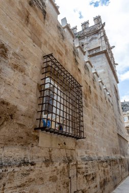 Valencia, İspanya - 05 05 05 2022: Valencia, İspanya 'da güneşli bir bahar gününde Lonja de la Seda İpek Borsası.