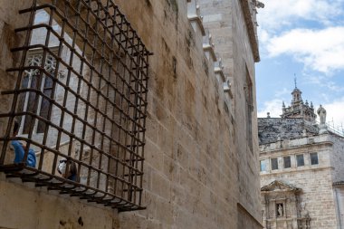 Valencia, İspanya - 05 05 05 2022: Valencia, İspanya 'da güneşli bir bahar gününde Lonja de la Seda İpek Borsası.