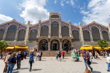 Valencia, İspanya - 05 05 05 2022: Güneşli bir bahar gününde İspanya 'nın Valencia Merkez Pazarı.