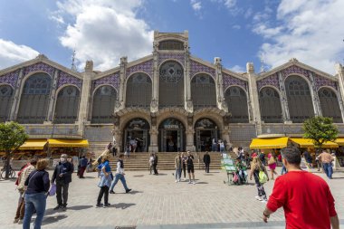 Valencia, İspanya - 05 05 05 2022: Güneşli bir bahar gününde İspanya 'nın Valencia Merkez Pazarı.