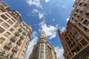 Valencia, İspanya - 05 05 05 2022: Plaza del Ayuntamiento City aquare, Valencia, İspanya güneşli bir bahar gününde.