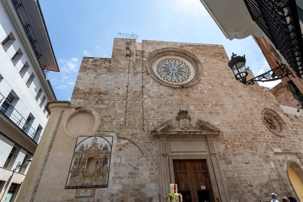 Valencia, İspanya - 05 05 05 2022: Valencia, İspanya 'da Santa Caterina Kilisesi güneşli bir bahar gününde.