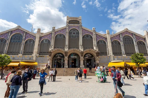 Valencia, İspanya - 05 05 05 2022: Güneşli bir bahar gününde İspanya 'nın Valencia Merkez Pazarı.