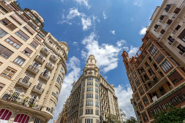 Valencia, İspanya - 05 05 05 2022: Plaza del Ayuntamiento City aquare, Valencia, İspanya güneşli bir bahar gününde.