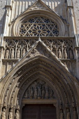 Valencia, İspanya - 05 05 05 2022: Valencia 'daki Valencia Katedrali, İspanya Bakire Meydanı manzaralı.