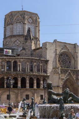 Valencia, İspanya - 05 05 05 2022: Valencia 'daki Valencia Katedrali, İspanya Bakire Meydanı manzaralı.