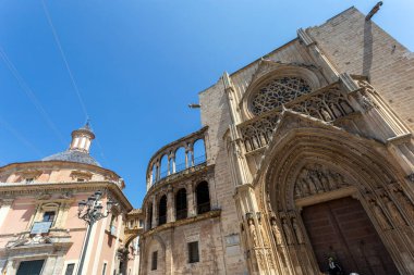 Valencia, İspanya - 05 05 05 2022: Valencia 'daki Valencia Katedrali, İspanya Bakire Meydanı manzaralı.