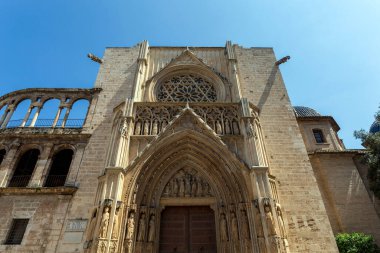 Valencia, İspanya - 05 05 05 2022: Valencia 'daki Valencia Katedrali, İspanya Bakire Meydanı manzaralı.