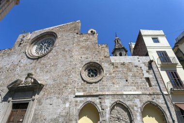 Valencia, İspanya - 05 05 05 2022: Valencia, İspanya 'da Santa Caterina Kilisesi güneşli bir bahar gününde.