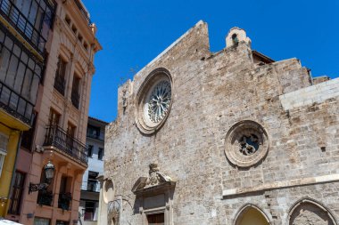 Valencia, İspanya - 05 05 05 2022: Valencia, İspanya 'da Santa Caterina Kilisesi güneşli bir bahar gününde.