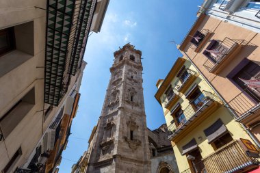 Valencia, İspanya - 05 05 05 2022: Valencia, İspanya 'daki Gotik Santa Catalina Kilisesi' nin Barok çan kulesi.