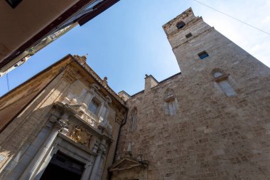 Valencia, İspanya - 05 05 05 2022: Valencia, İspanya 'da Sant Marti Kilisesi güneşli bir bahar gününde.