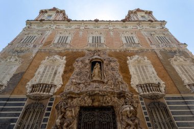 Valencia, İspanya - 05 05 05 2022: Valencia, İspanya 'da güneşli bir bahar gününde Ulusal Seramik ve Dekoratif Sanatlar Müzesi.