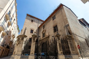 Valencia, İspanya - 05 05 05 2022: Valencia, İspanya 'da Dar Sokak güneşli bir bahar gününde.