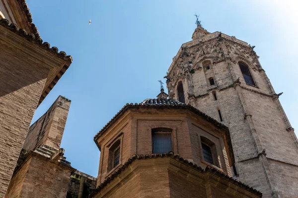 Valencia, İspanya - 05 05 05 2022: Valencia Katedrali 'nin çan kulesi, İspanya Bakire Meydanı manzarası.