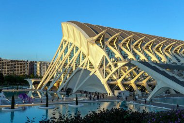 Valencia, İspanya - 05 05 05 2022: Valencia, İspanya 'da güneşli bir bahar gününde Sanat ve Bilim Müzesi.