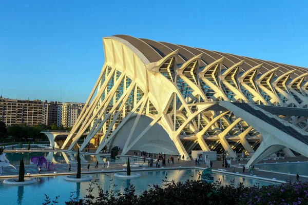 Valencia, İspanya - 05 05 05 2022: Valencia, İspanya 'da güneşli bir bahar gününde Sanat ve Bilim Müzesi.