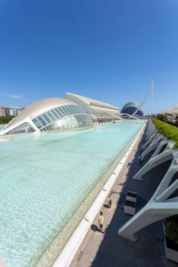Valencia, İspanya - 05 06 2022: Güneşli bir bahar gününde İspanya 'nın Valencia şehrindeki Hemisferic binası ve Bilim Müzesi.