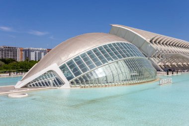 Valencia, İspanya - 05 06 2022: Güneşli bir bahar gününde İspanya 'nın Valencia şehrindeki Hemisferic binası ve Bilim Müzesi.