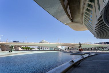 Valencia, İspanya - 05 06 2022: Valencia, İspanya 'da güneşli bir bahar gününde Montolivet Köprüsü.