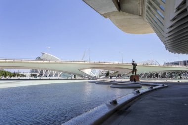 Valencia, İspanya - 05 06 2022: Valencia, İspanya 'da güneşli bir bahar gününde Montolivet Köprüsü.