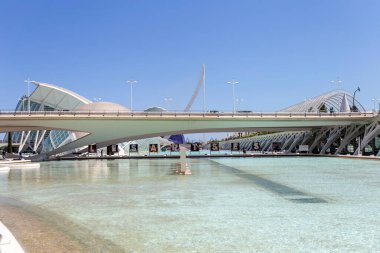Valencia, İspanya - 05 06 2022: Valencia, İspanya 'da güneşli bir bahar gününde Montolivet Köprüsü.