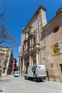 Valencia, İspanya - 05 06 2022: Güneşli bir bahar gününde İspanya 'nın Valencia kentindeki kilise.