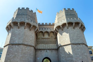 Valencia, İspanya - 05 06 2022: Valencia, İspanya 'da güneşli bir bahar gününde Torres de Serranos.