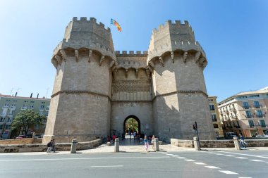 Valencia, İspanya - 05 06 2022: Valencia, İspanya 'da güneşli bir bahar gününde Torres de Serranos.