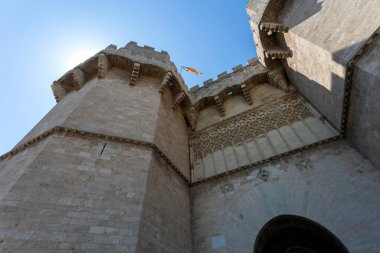 Valencia, İspanya - 05 06 2022: Valencia, İspanya 'da güneşli bir bahar gününde Torres de Serranos.