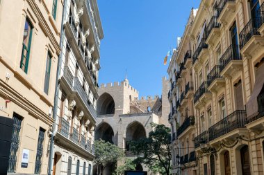 Valencia, İspanya - 05 06 2022: Valencia, İspanya 'da güneşli bir bahar gününde Torres de Serranos.