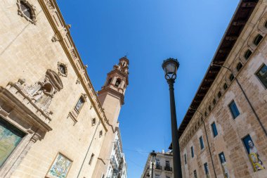 Valencia, İspanya - 05 06 2022: Valencia, İspanya 'da güneşli bir bahar gününde Iglesia de San Lorenzo.