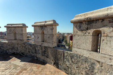 Valencia, İspanya - 05 06 2022: Valencia, İspanya 'da Quart Kuleleri güneşli bir bahar gününde.