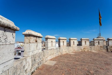 Valencia, İspanya - 05 06 2022: Valencia, İspanya 'da Quart Kuleleri güneşli bir bahar gününde.