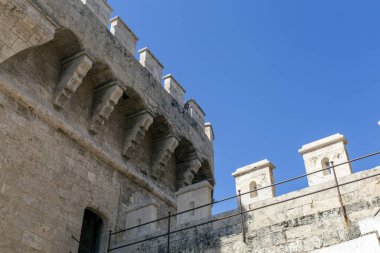 Valencia, İspanya - 05 06 2022: Valencia, İspanya 'da Quart Kuleleri güneşli bir bahar gününde.