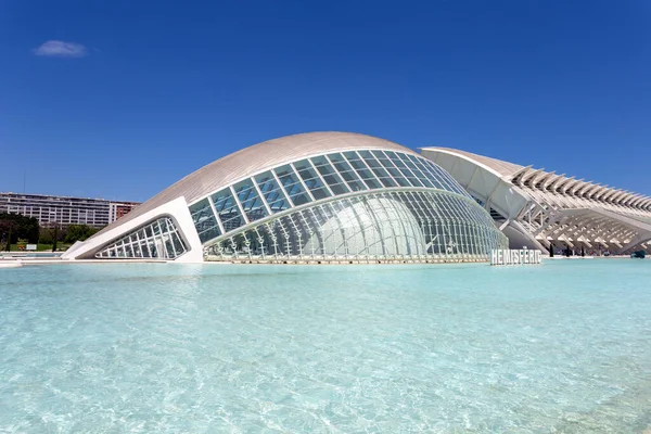 Valencia, İspanya - 05 06 2022: Güneşli bir bahar gününde İspanya 'nın Valencia şehrindeki Hemisferic binası ve Bilim Müzesi.