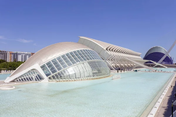 Valencia, İspanya - 05 06 2022: Güneşli bir bahar gününde İspanya 'nın Valencia şehrindeki Hemisferic binası ve Bilim Müzesi.