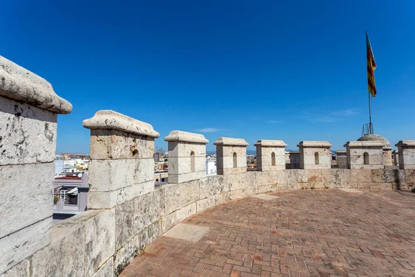 Valencia, İspanya - 05 06 2022: Valencia, İspanya 'da Quart Kuleleri güneşli bir bahar gününde.