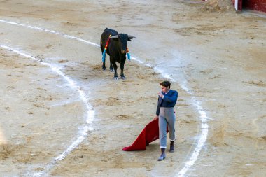 Valencia, İspanya - 05 06 2022: boğa güreşçisi boğa güreşini ringde bekliyor. İspanya, Valencia 'da güneşli bir bahar gününde Corrida de Toros.