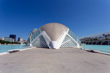Valencia, İspanya - 05 06 2022: L 'Hemisferic sinema, planetaryum ve lazerumin güneşli bir bahar gününde İspanya' nın Valencia kentinde.