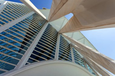 Valencia, İspanya - 05 06 2022: Valencia, İspanya 'da güneşli bir bahar gününde Sanat ve Bilim Müzesi.