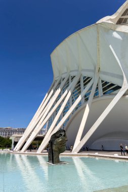 Valencia, İspanya - 05 06 2022: Valencia, İspanya 'da güneşli bir bahar gününde Sanat ve Bilim Müzesi.