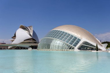 Valencia, İspanya - 05 06 2022: L 'Hemisferic sinema, planetaryum ve lazerumin güneşli bir bahar gününde İspanya' nın Valencia kentinde.