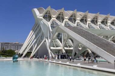 Valencia, İspanya - 05 06 2022: Valencia, İspanya 'da güneşli bir bahar gününde Sanat ve Bilim Müzesi.