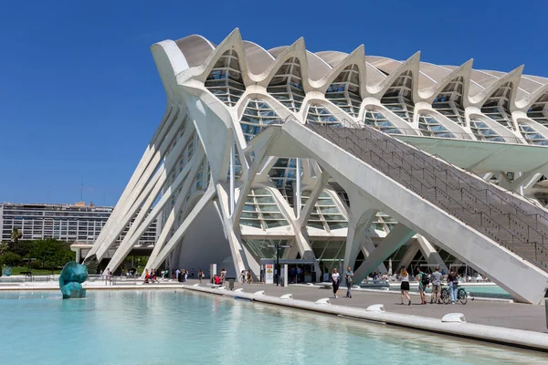 Valencia, İspanya - 05 06 2022: Valencia, İspanya 'da güneşli bir bahar gününde Sanat ve Bilim Müzesi.